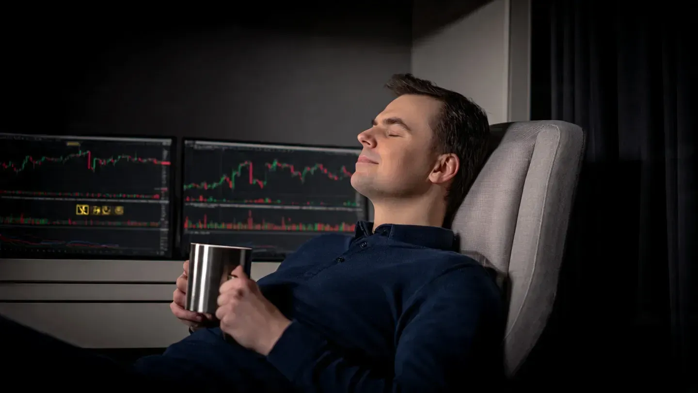 Trader profesional operando NASDAQ 100 con disciplina, paciencia y control emocional.