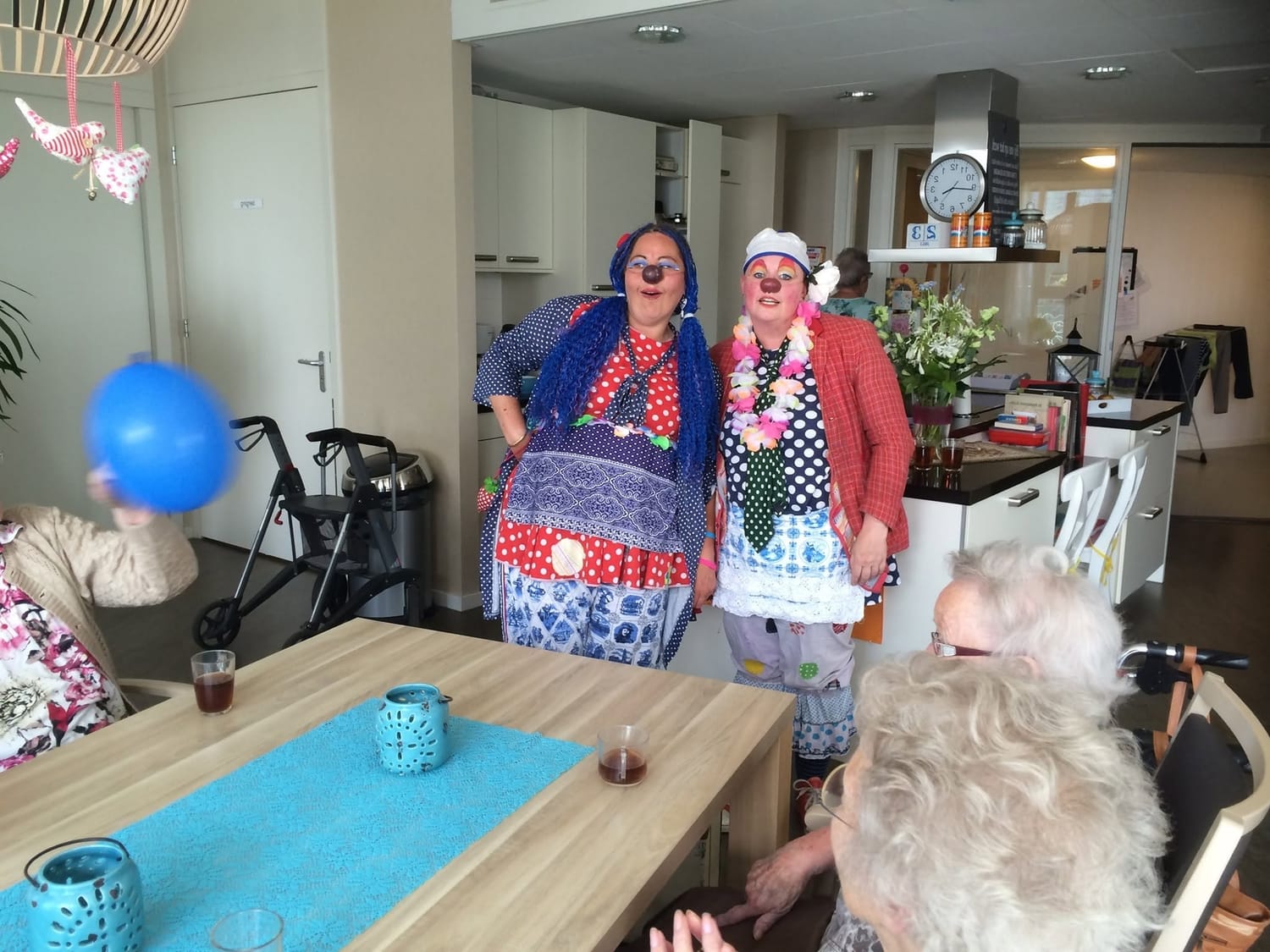 Clowns op bezoek bij ouderen