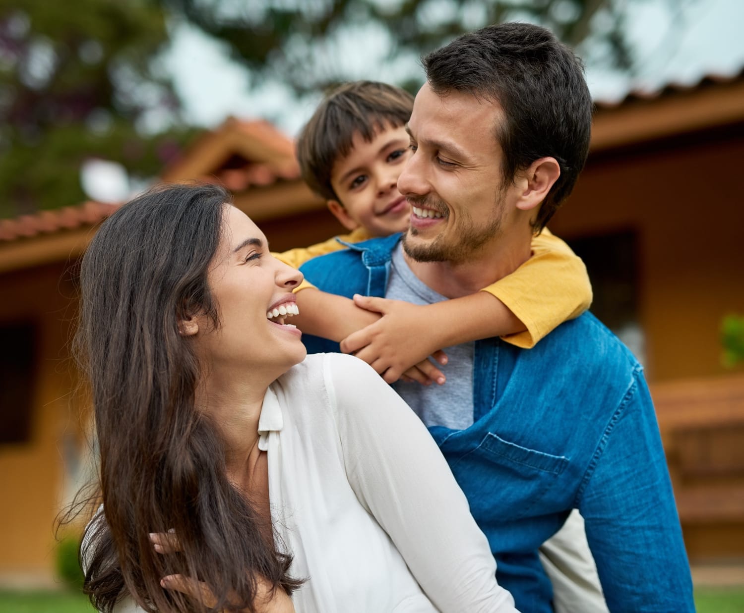 Familia evaluando planes de Isapre con asesoría experta en Chile