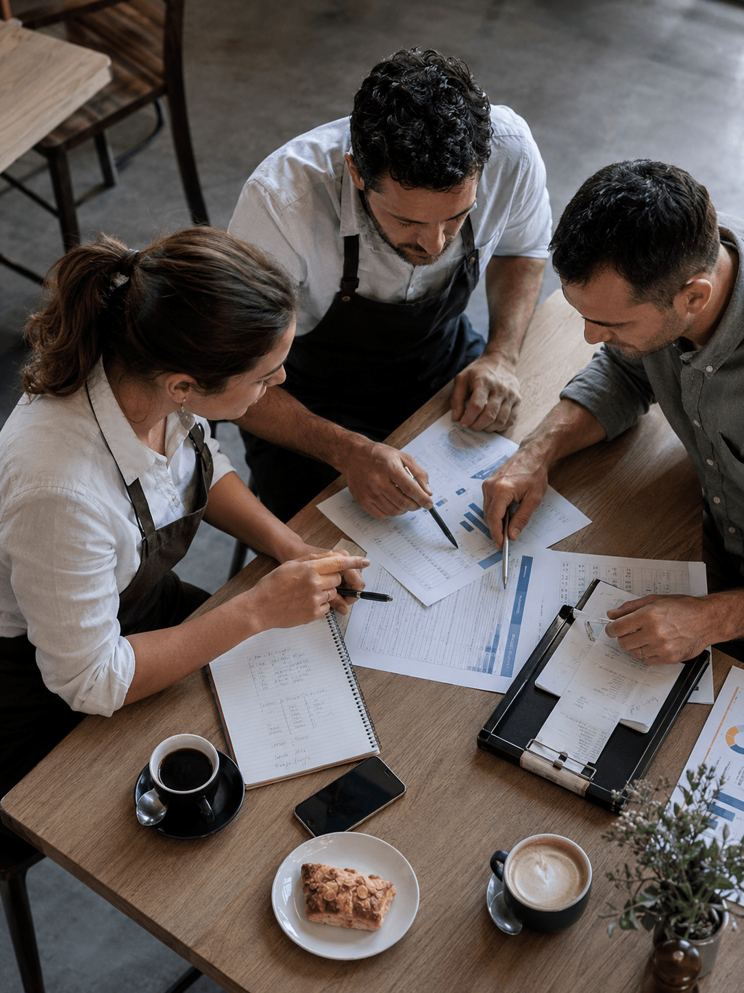 Gastronomen analysieren gemeinsam die Zahlen ihres Restaurants