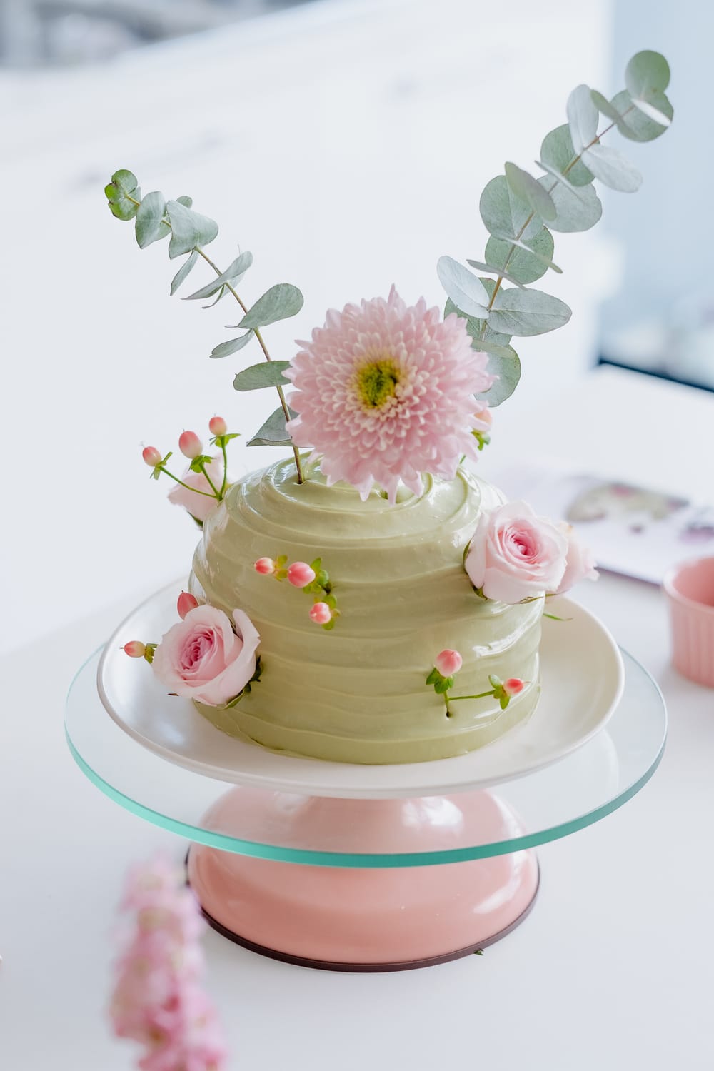 Raspberry, Pistachio and Matcha Cake terminado