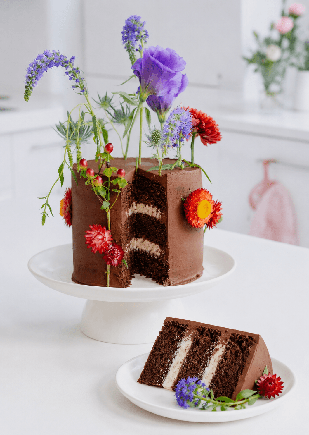Black and White Chocolate Cake terminado y cortado
