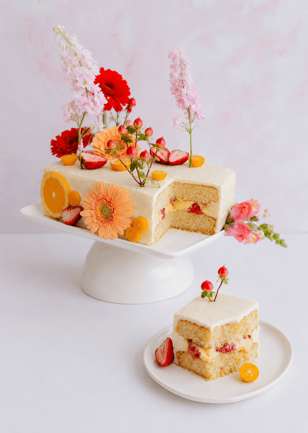 Passion Fruit and Strawberry Cake terminado y cortado