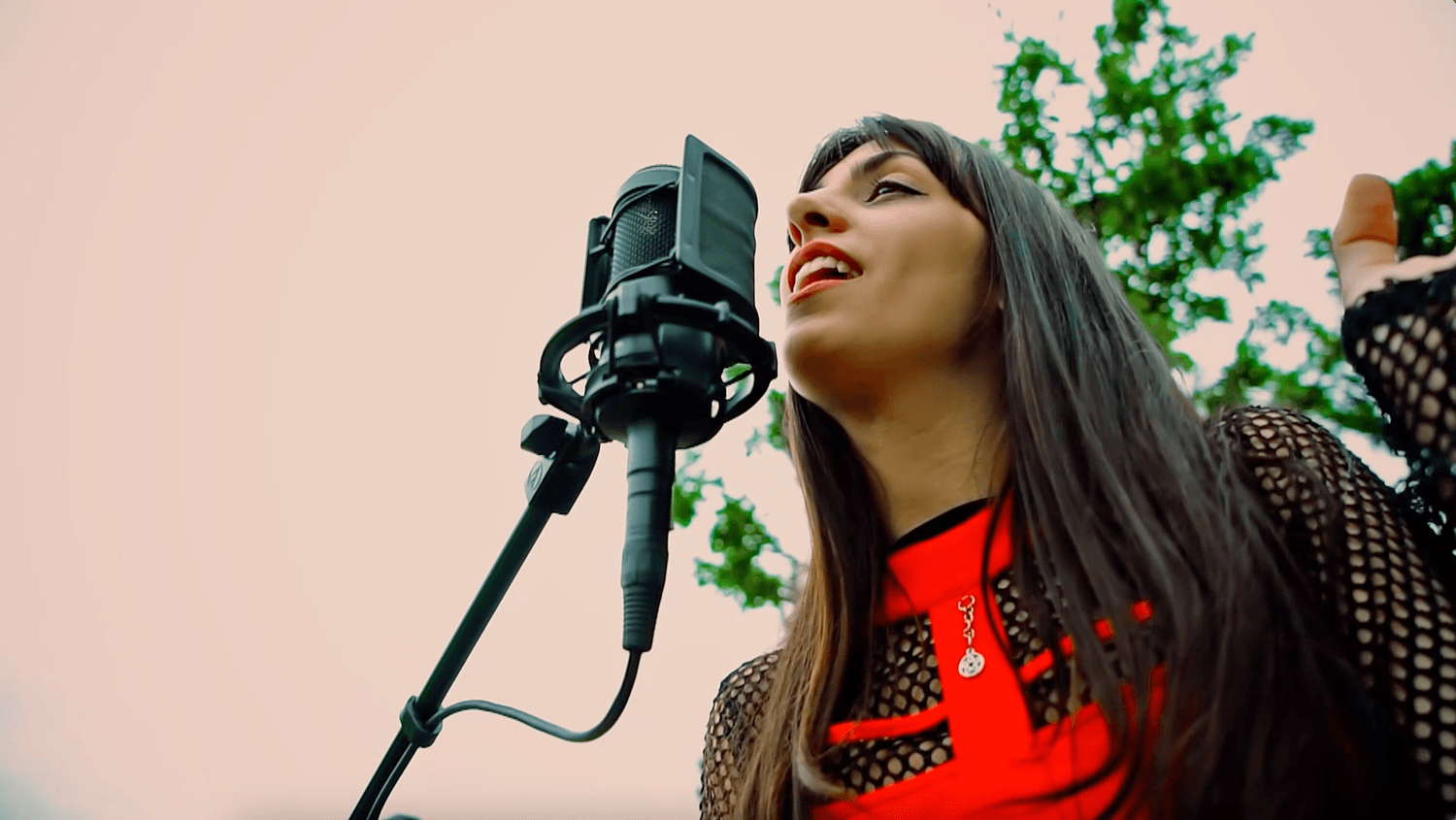 Brina cantando en el estudio