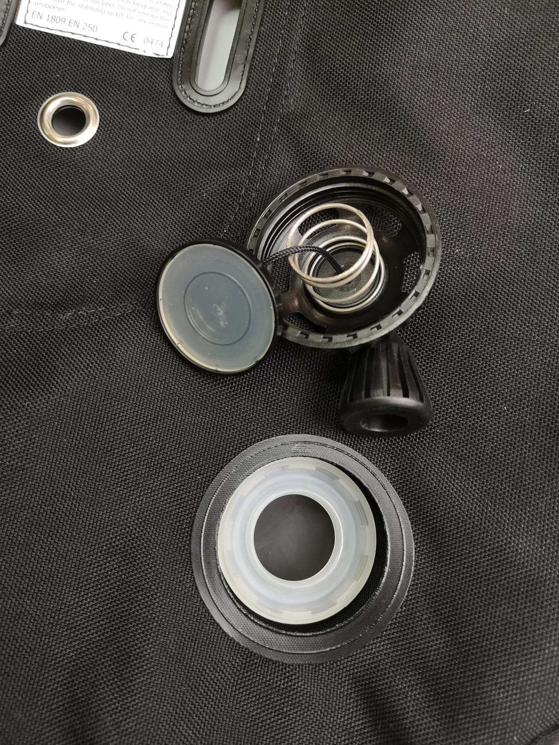 Sacchi anulari SCUBATEC Wing System BDC - particolare valvola di scarico rapido frontale da 5 cm