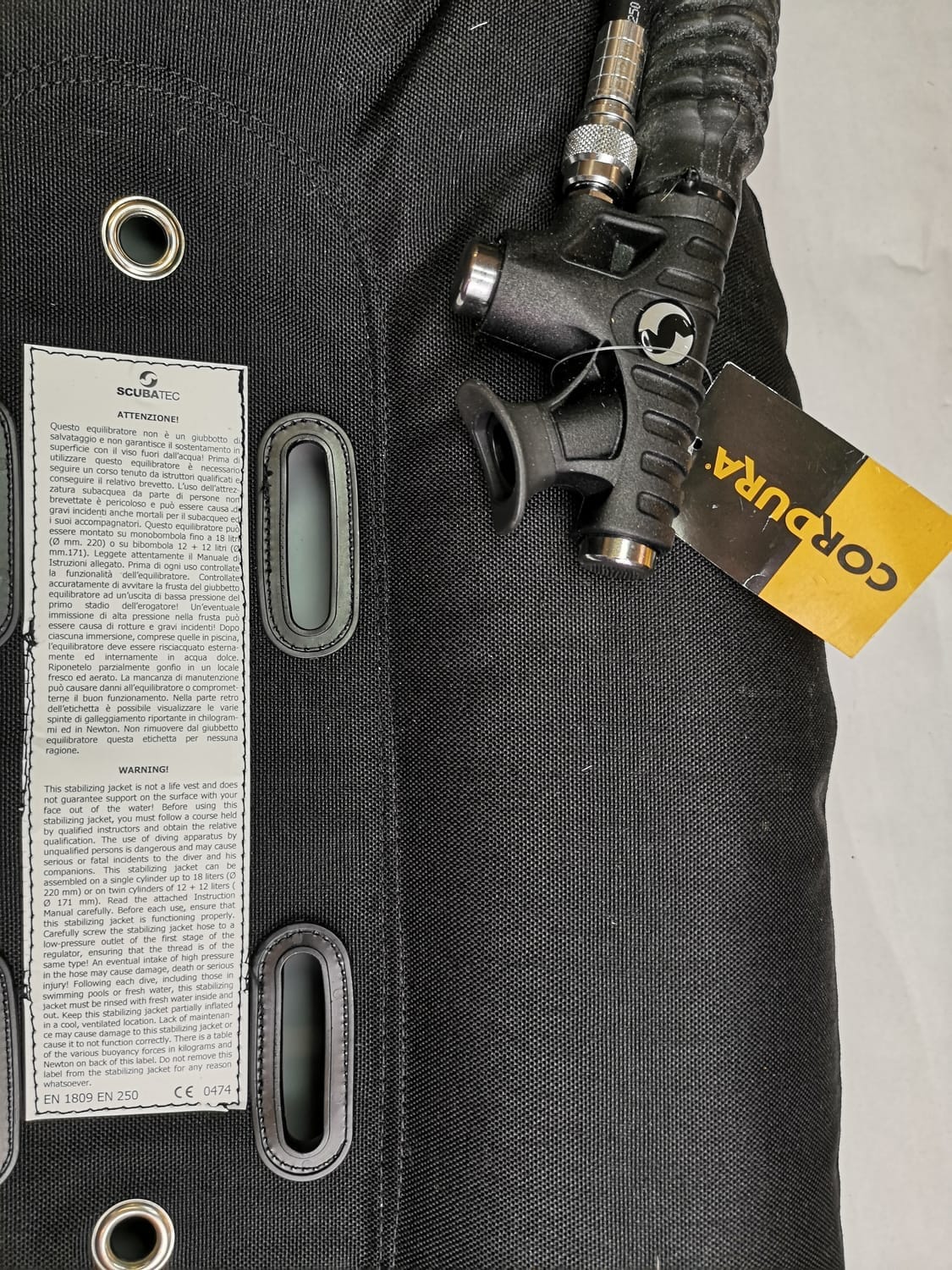 Sacco anulare SCUBATEC OWing da 30 lb - particolare del VIS con pulsanti in ottone marino cromato