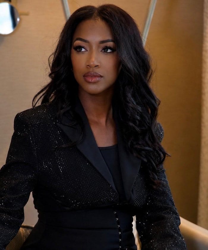 Portrait d'Hapsatou Sy en tailleur noir