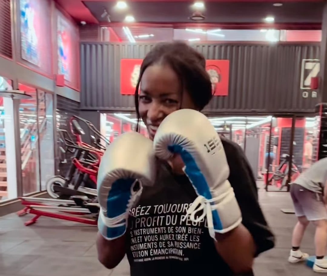 Hapsatou Sy en garde, gants de boxe levés