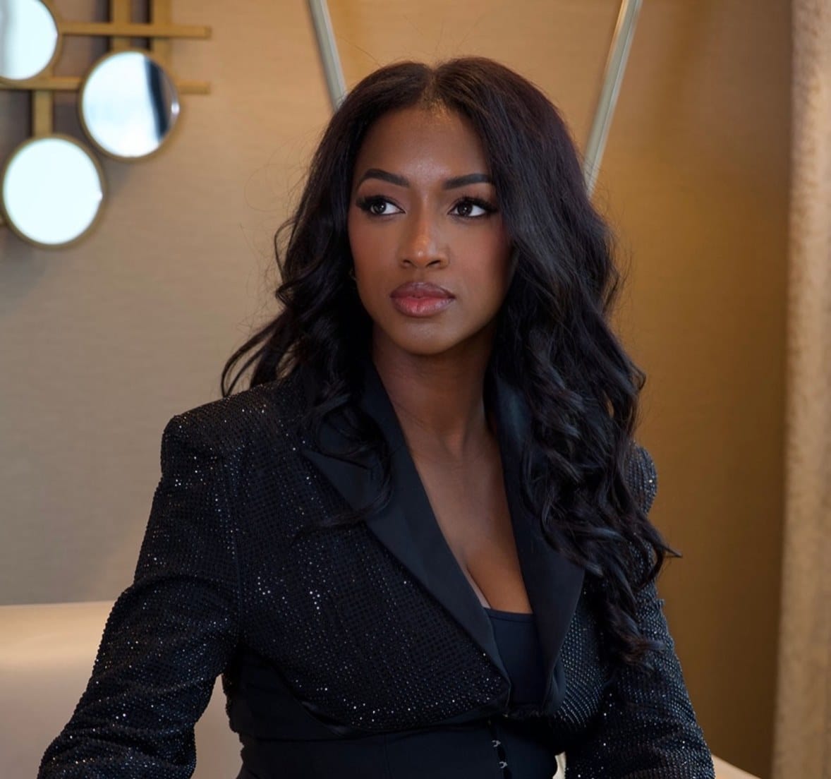 Hapsatou Sy, en blazer noir