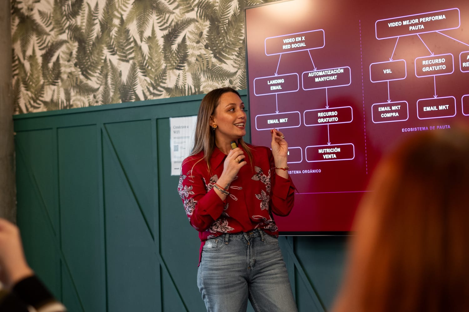 Florencia Endl dando una charla