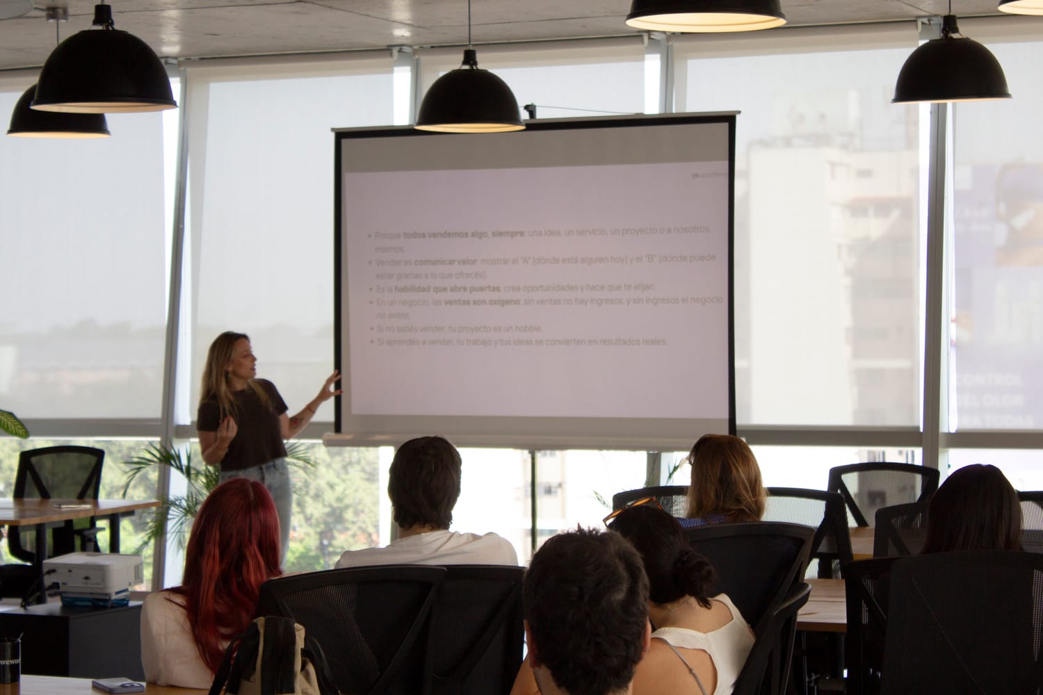 Florencia Endl hablando en evento