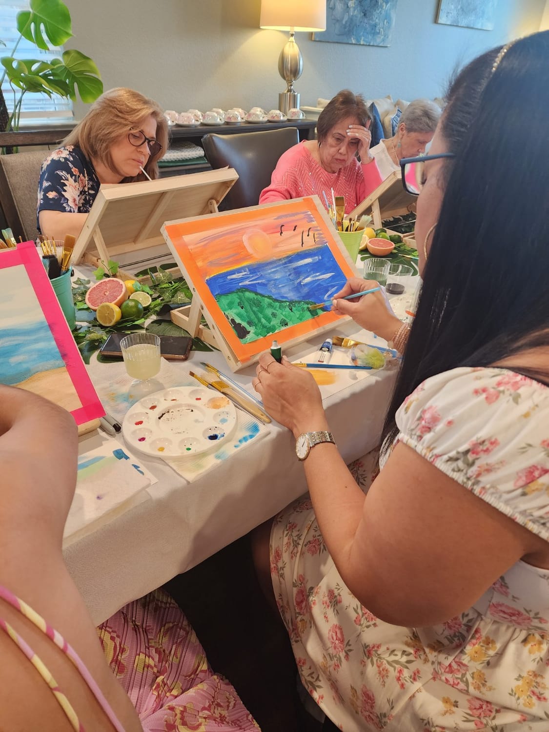 Participantes pintando con acuarelas en un taller de TransformArte