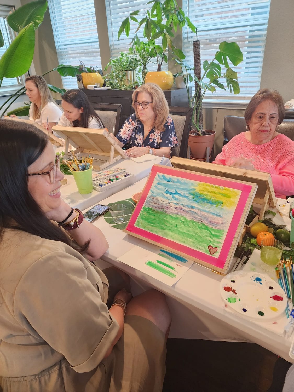 Participantes compartiendo sus creaciones durante un taller de TransformArte