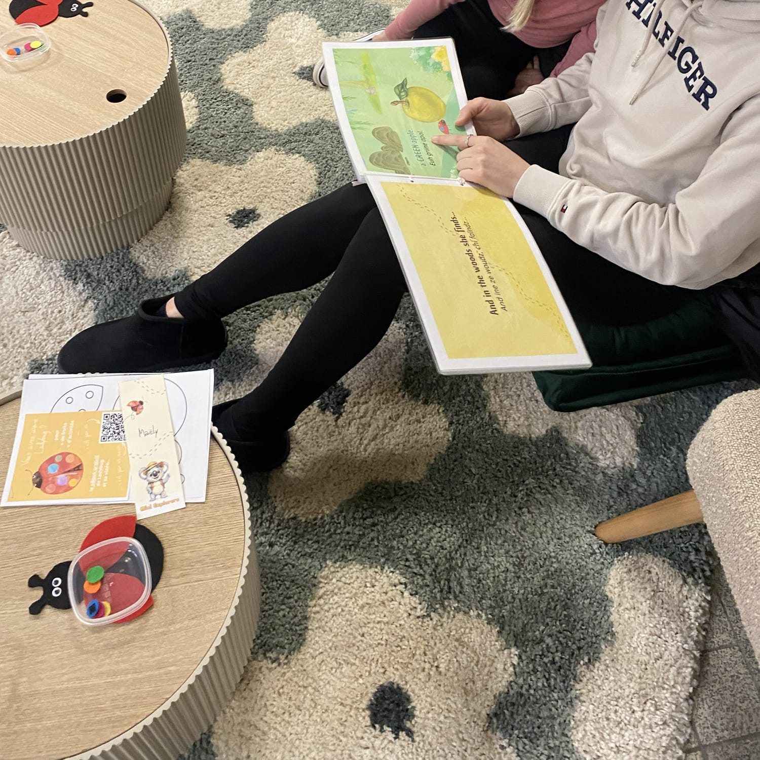 Atelier d'éveil à l'anglais Mini Explorers à la ludothèque Le Quai des Lud’s de Coudekerque-Branche : lecture en anglais duo parent-enfant