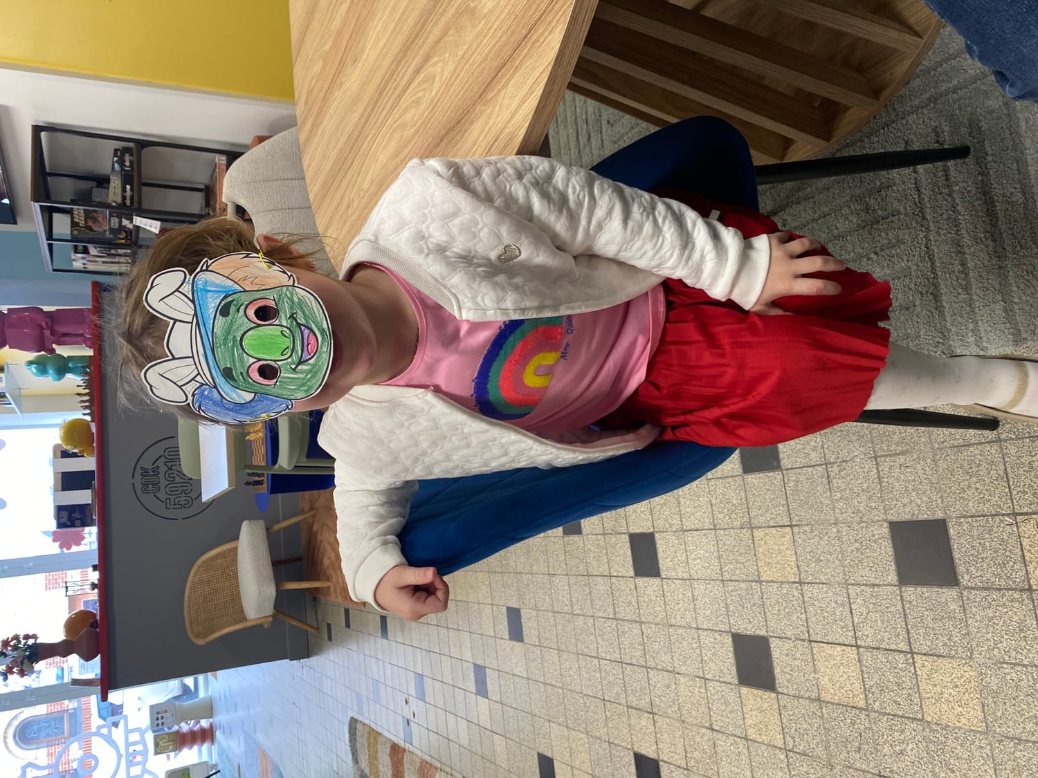 Enfants à la ludothèque de Coudekerque-Branche, coloriant avec application des masques de Pâques représentant le koala Mini Explorers avec des oreilles de lapin.