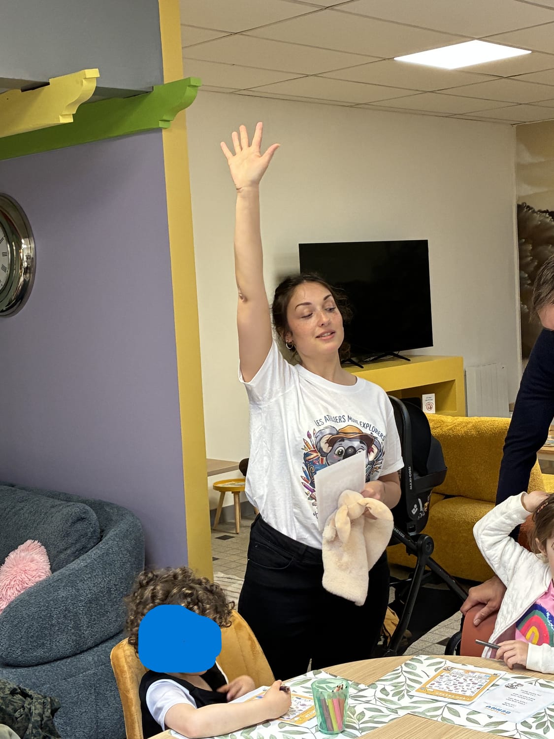 Cynthia fondatrice et animatrice des atelier d'anglais mini explorers à dunkerque jouant a I spy with my little eye lors d'un atelier découverte à la ludothèque le quai des lud's à coudekerque branche