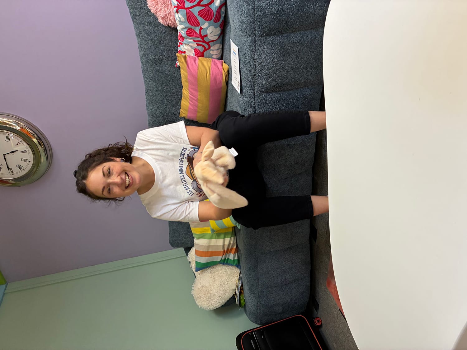 Cynthia fondatrice et animatrice des atelier d'anglais mini explorers à dunkerque chantant lors d'un atelier découverte à la ludothèque le quai des lud's à coudekerque branche