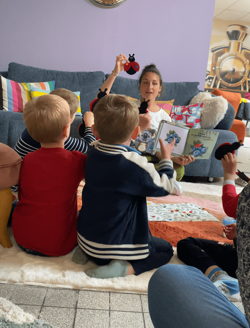 Cynthia fondatrice et animatrice des atelier d'anglais mini explorers à dunkerque chantant lors d'un atelier découverte à la ludothèque le quai des lud's à coudekerque branche