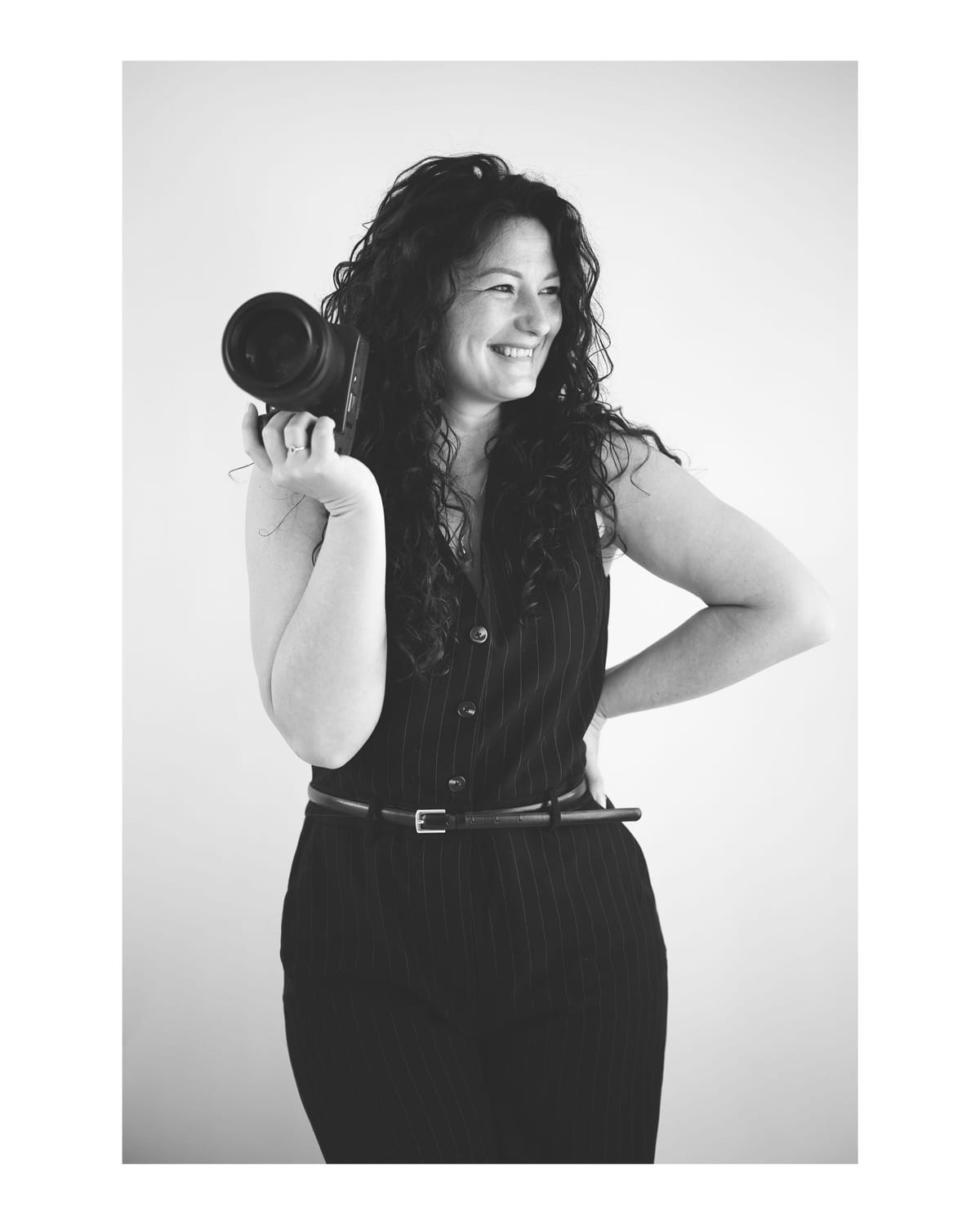 Une photo de Fruzsina Nagy entrain de prendre un photo avec son appareil photo sur la plage de Santa Giulia