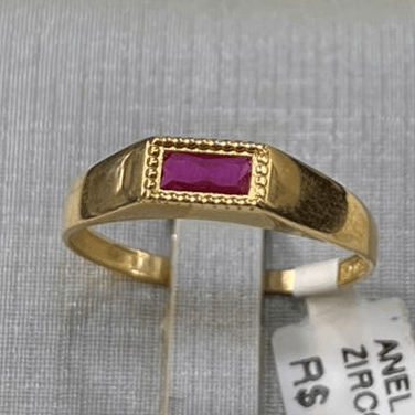 Anel quadrado com Zirconia Vermelha