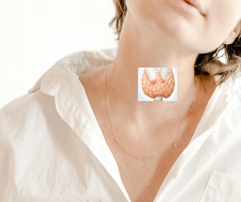 Frau mit Schilddrüse. Innere Unruhe, Anspannung und Nervosität können durch Probleme mit der Schilddrüse zusammenhängen. Eine Schilddrüsen Unterfunktion und Überfunktion können durch die Hormone Cortisol und Progesteron ausgelöst werden