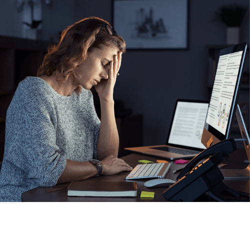 Frau am Bildschirm im Homeoffice. Sie ist erschöpft, müde und angespannt. Hormone können der Auslöser dieser Inneren Unruhe und Anspannung sein. Verstärkt durch die Wechseljahre und jahrelange Doppelbelastung durch Job und Familie