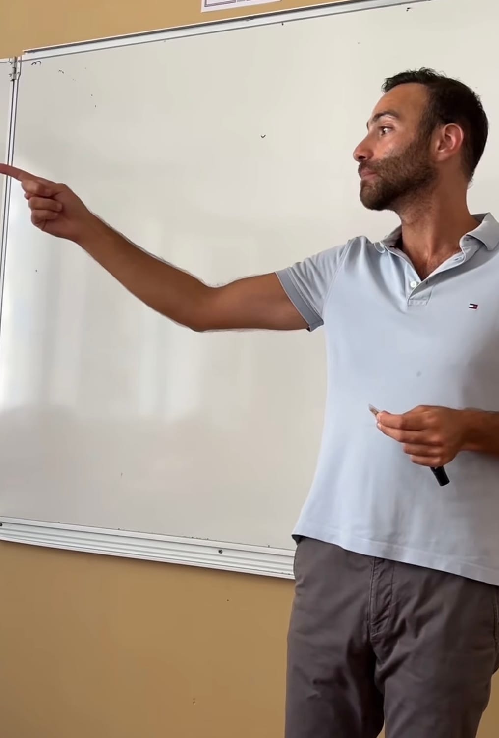 Lucas devant son tableau, pendant un cours