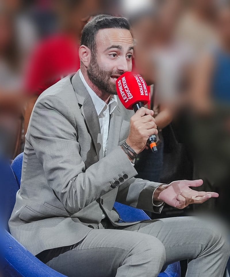 Lucas Markarian au micro sur la grande scène du salon Objectif Mention, à Lyon
