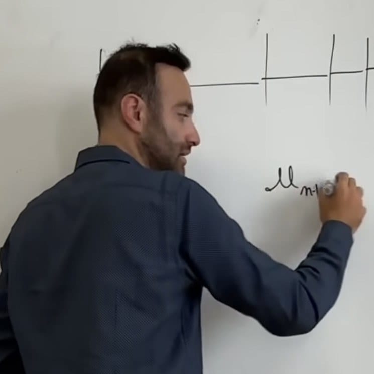 Lucas Markarian, professeur de mathématiques, au tableau pendant un cours sur les suites