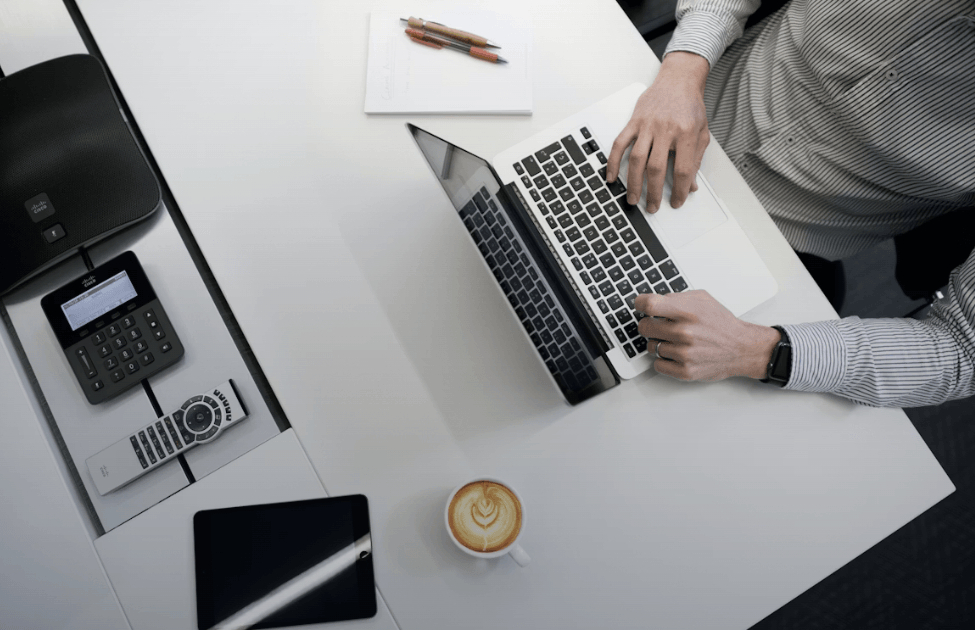 Asesor inmobiliario trabajando