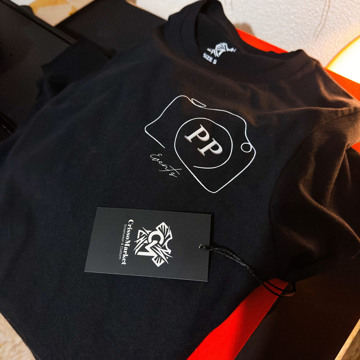 Playera personalizada negra con impresión DTF de CrissoMarket