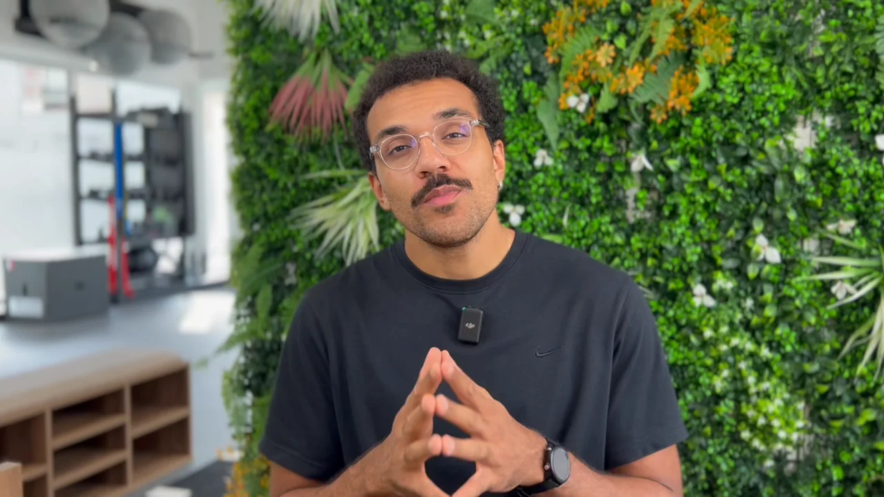 Paul, face caméra devant un mur végétal, présente KinéCab dans la vidéo d'introduction
