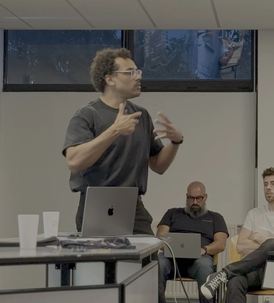 Paul en conférence, debout devant un public, en train d'expliquer