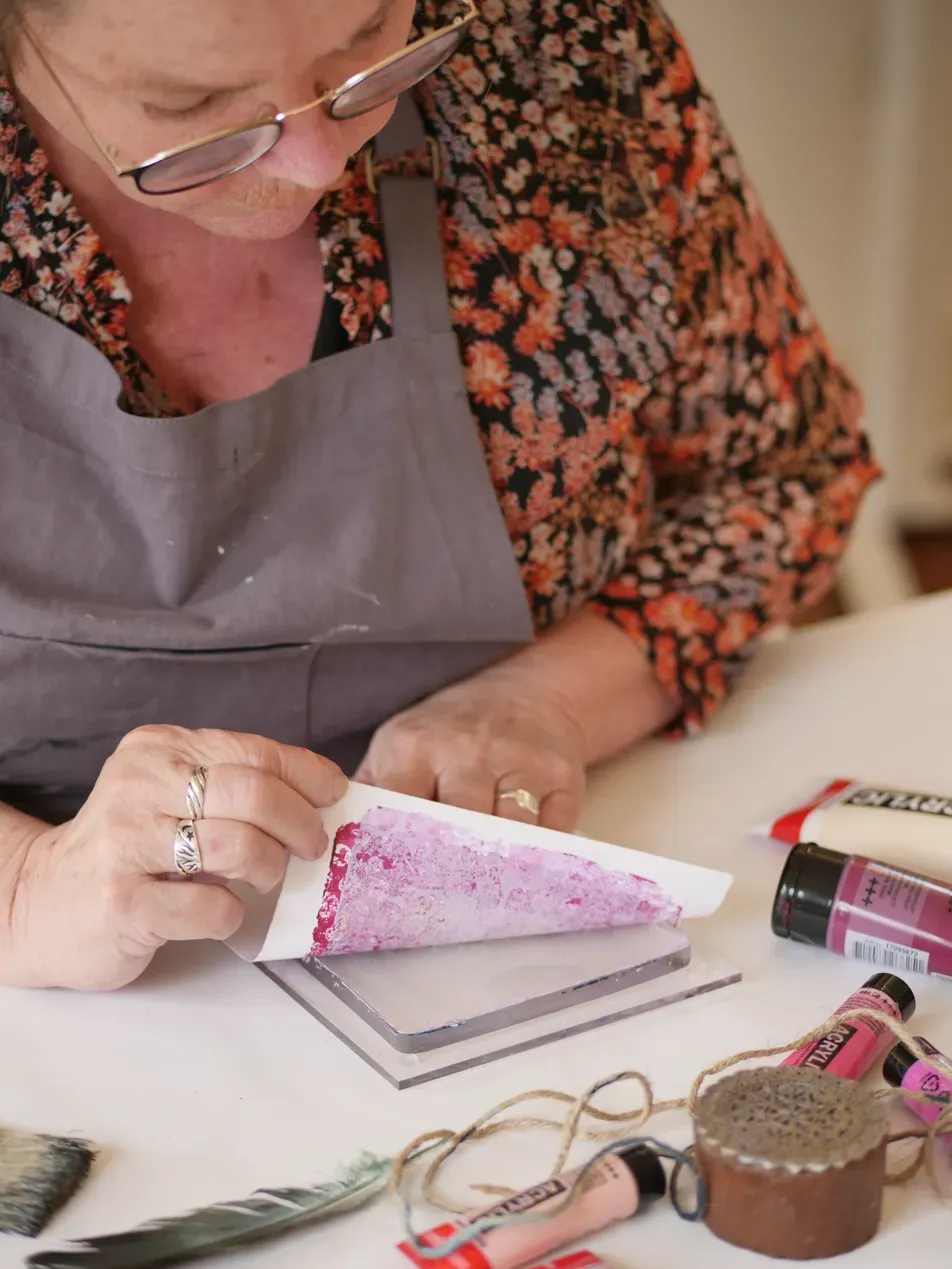 Cursist tilt een print op van de gelplate