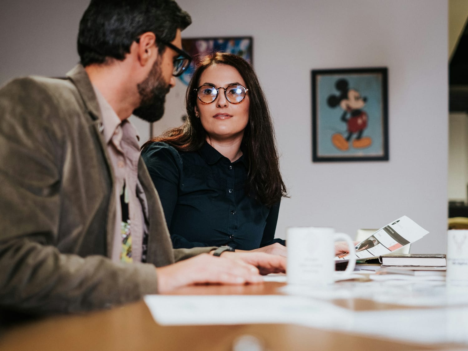 Femme posée et concentrée dans son bureau