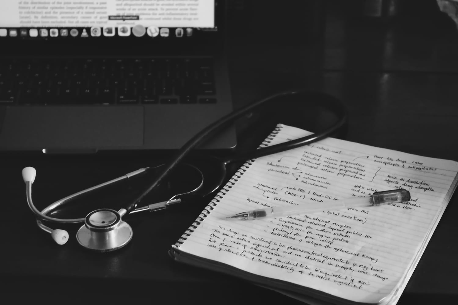 Stéthoscope et cahier de notes