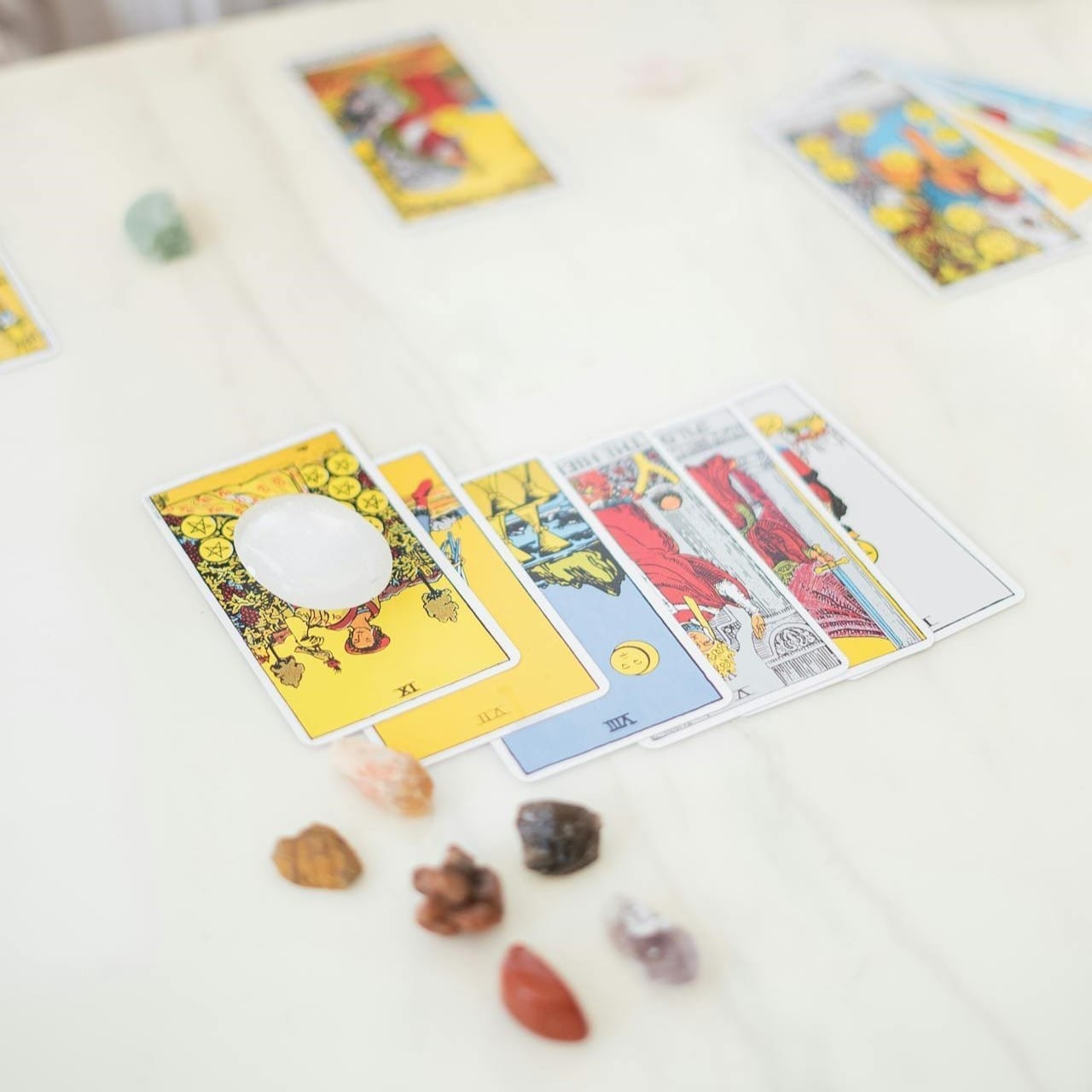 Μια γυναίκα διαβάζει κάρτες Ταρώ 