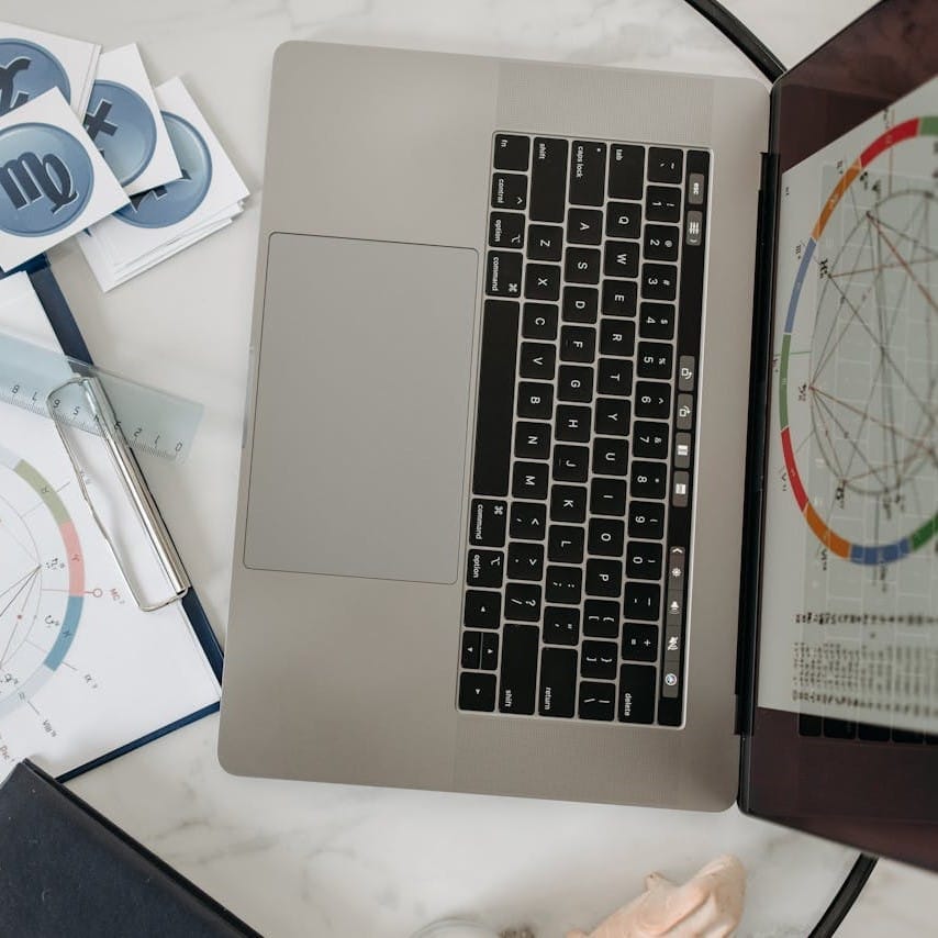 Οθόνη υπολογιστή που δείχνει έναν αστρολογικό χάρτης