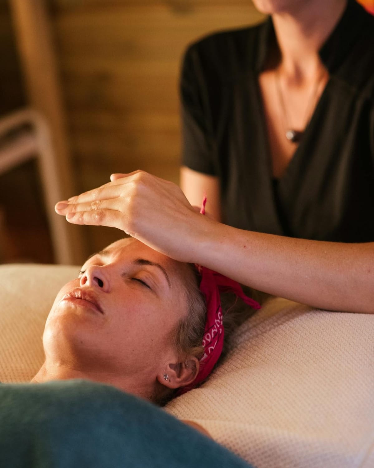 Νεαρή γυναίκα δέχεται θεραπεία Ρέικι ξαπλωμένη