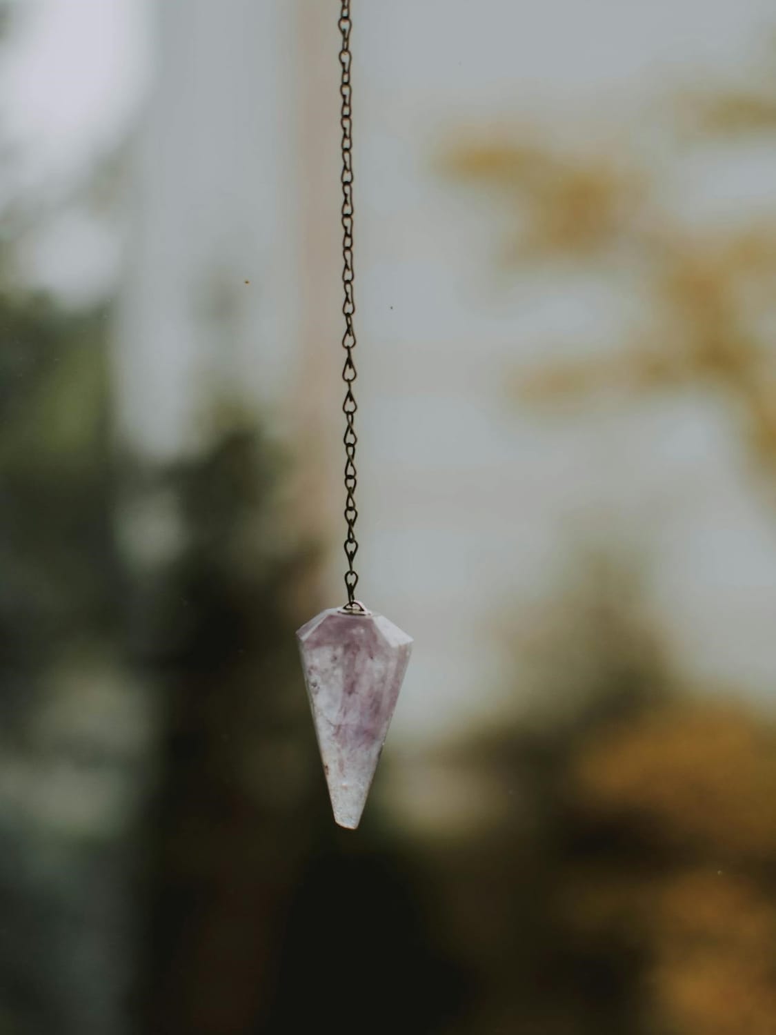 Εκκρεμές από χαλαζία που κρέμμεται από ασημένια αλυσίδα.