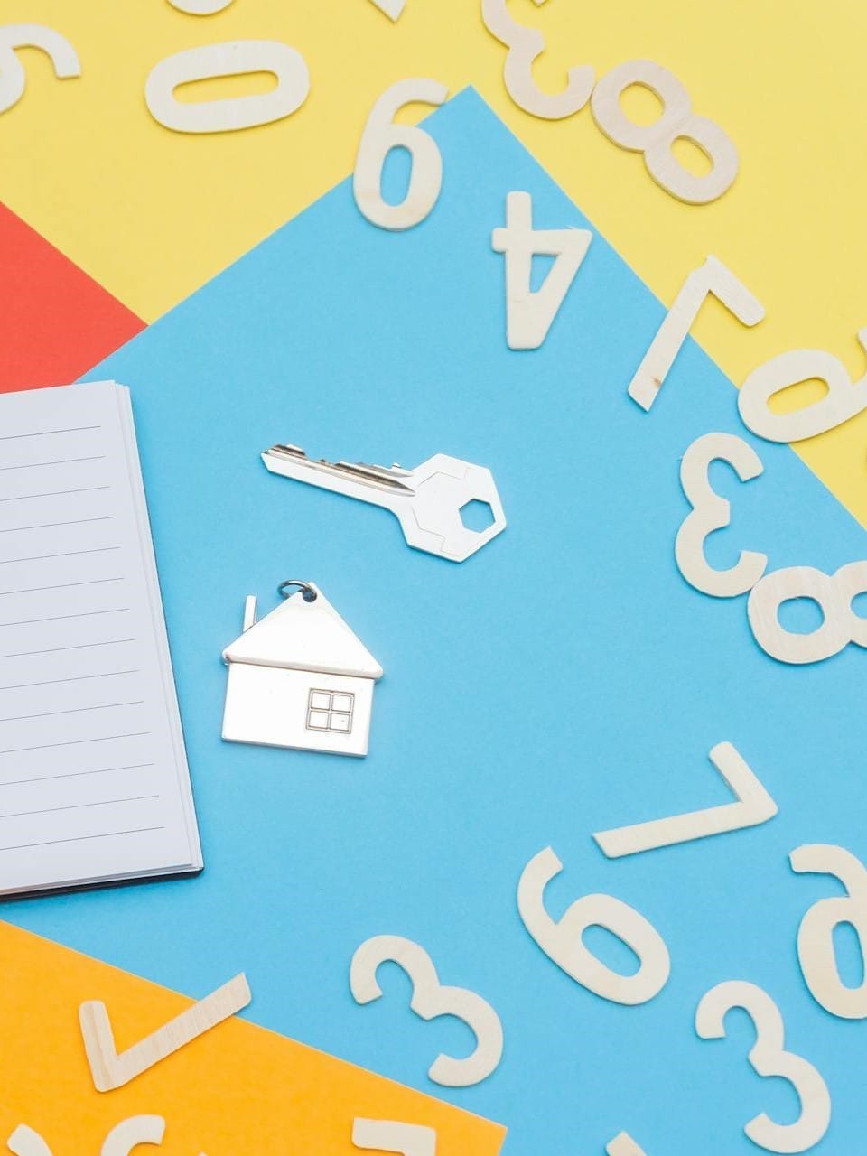 Νούμερα κατασκευασμένα από χαρτί επάνω σε ένα τραπέζι