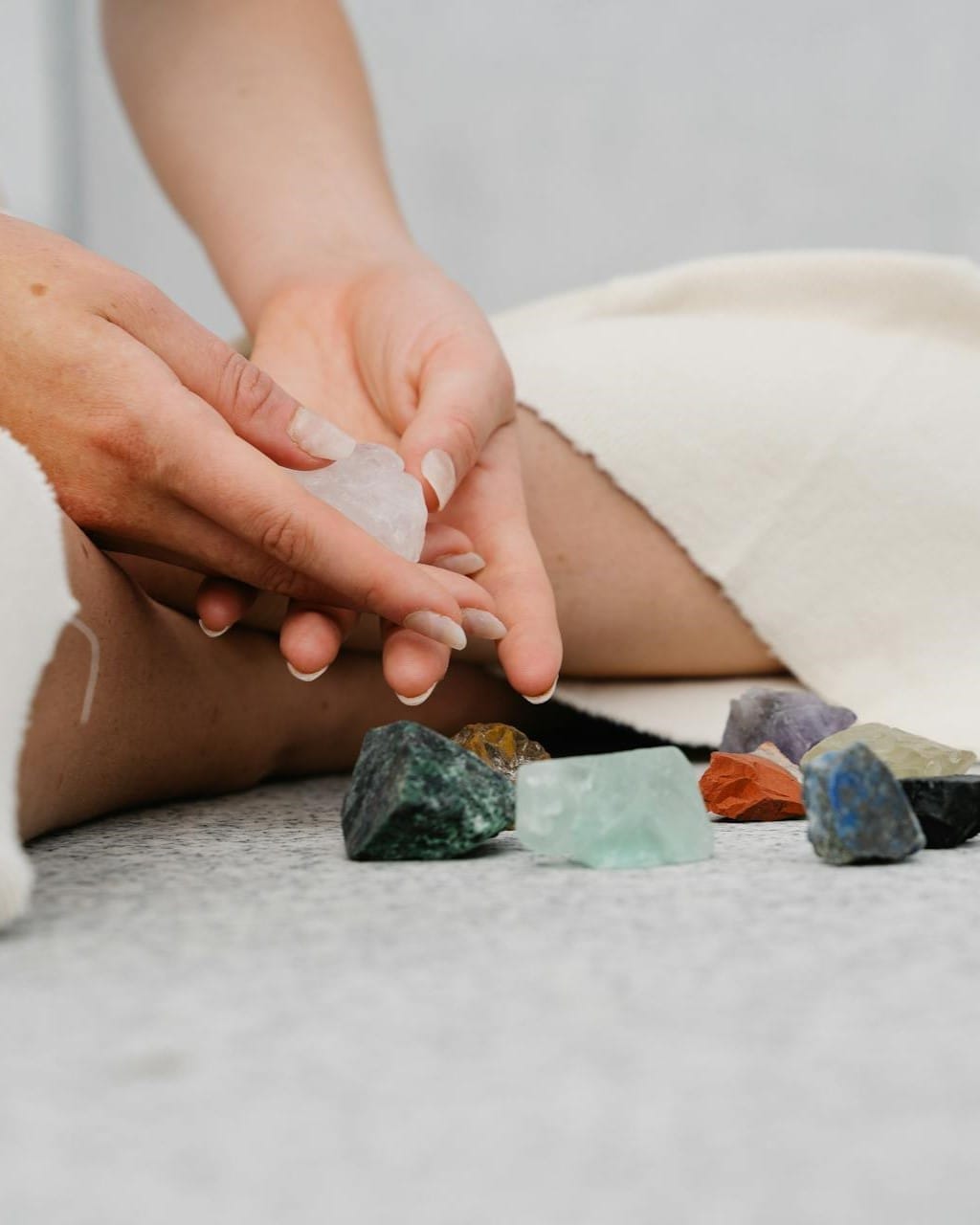 Κοντινό πλάνο στα χέρια μιας γυναίκας που κρατά ημιπολίτιμους λίθους