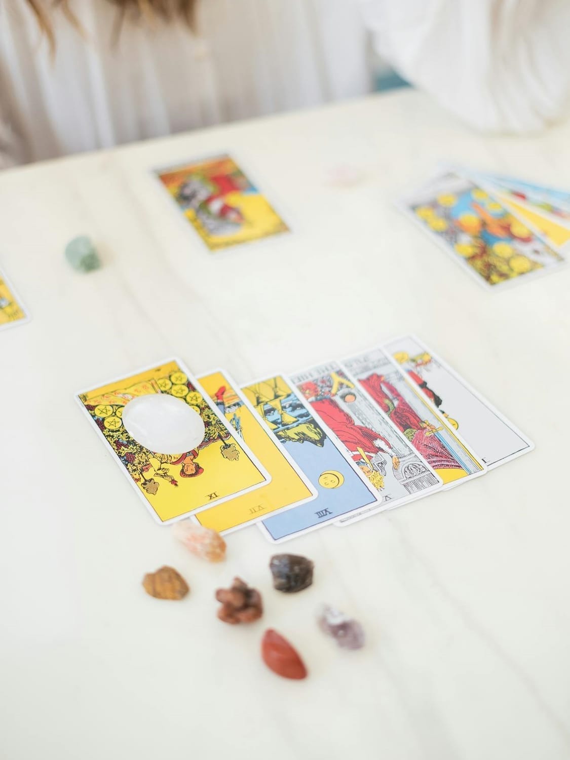 Μια γυναίκα διαβάζει κάρτες ταρώ