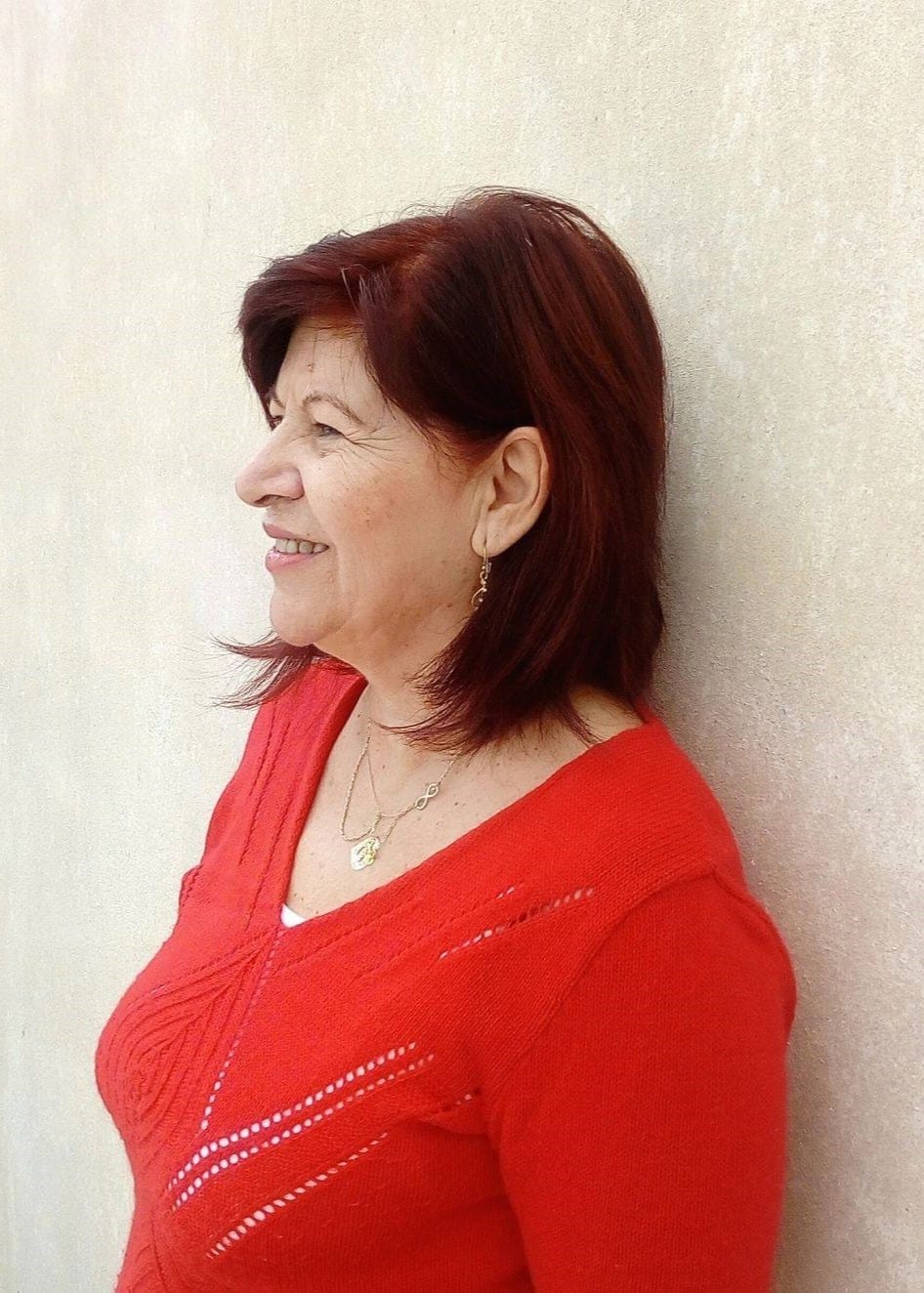 Η συγγραφές του ιστότοπου κοιτάζει την κάμερα και χαμογελά