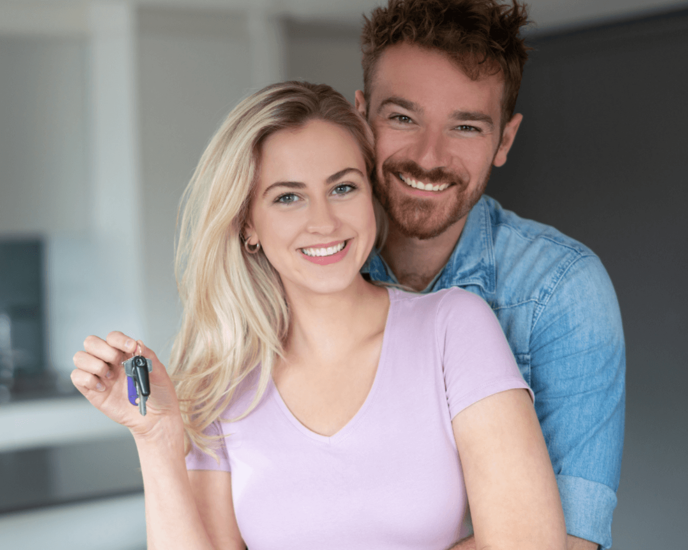 Casal feliz com chave da casa