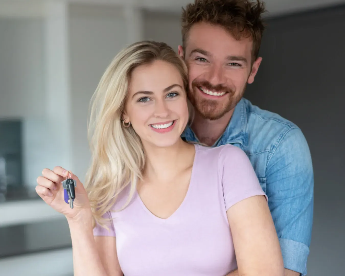 Casal feliz com chave da casa