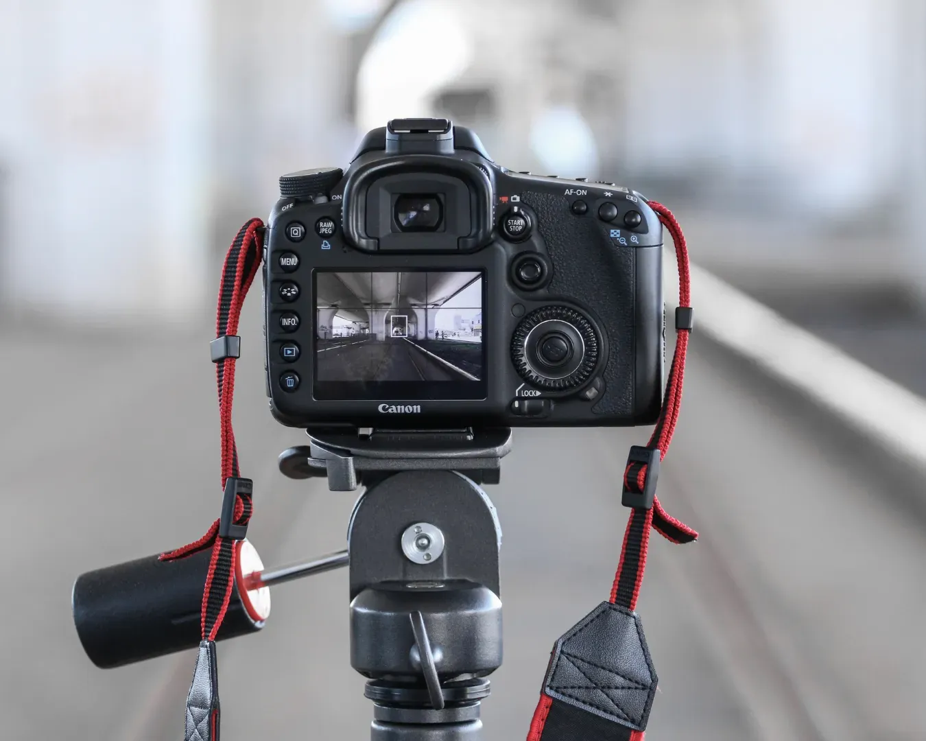 Marketing imobiliário profissional com fotografia e posicionamento estratégico do imóvel.