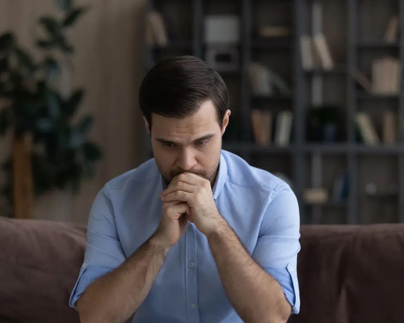 Proprietário a avaliar resultados do anúncio imobiliário antes de vender imóvel.