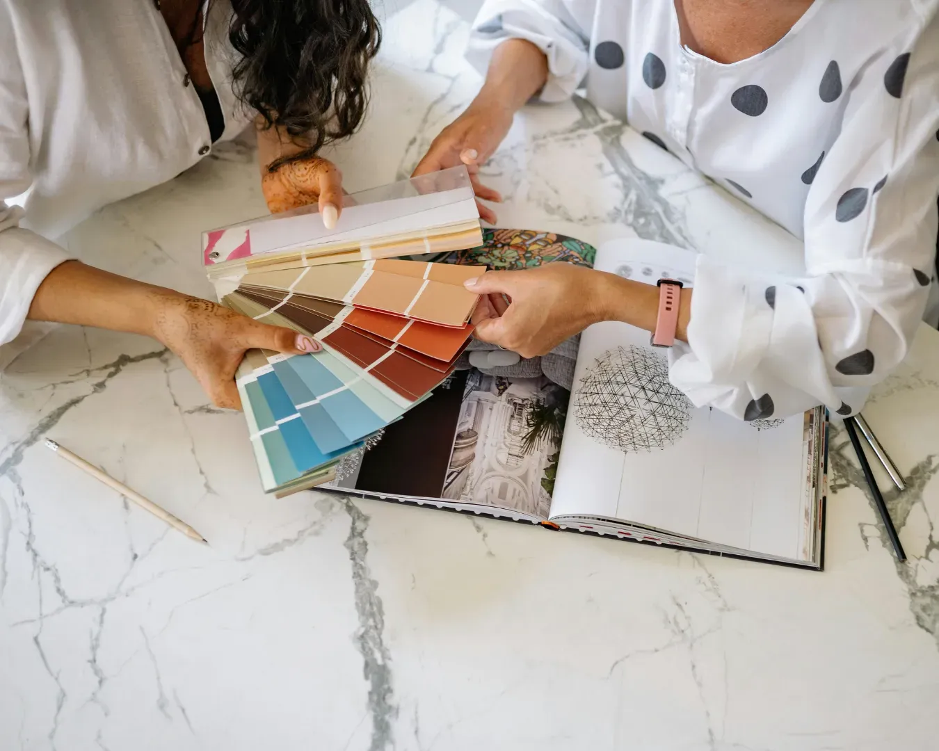 Processo de design de interiores com seleção de cores e materiais