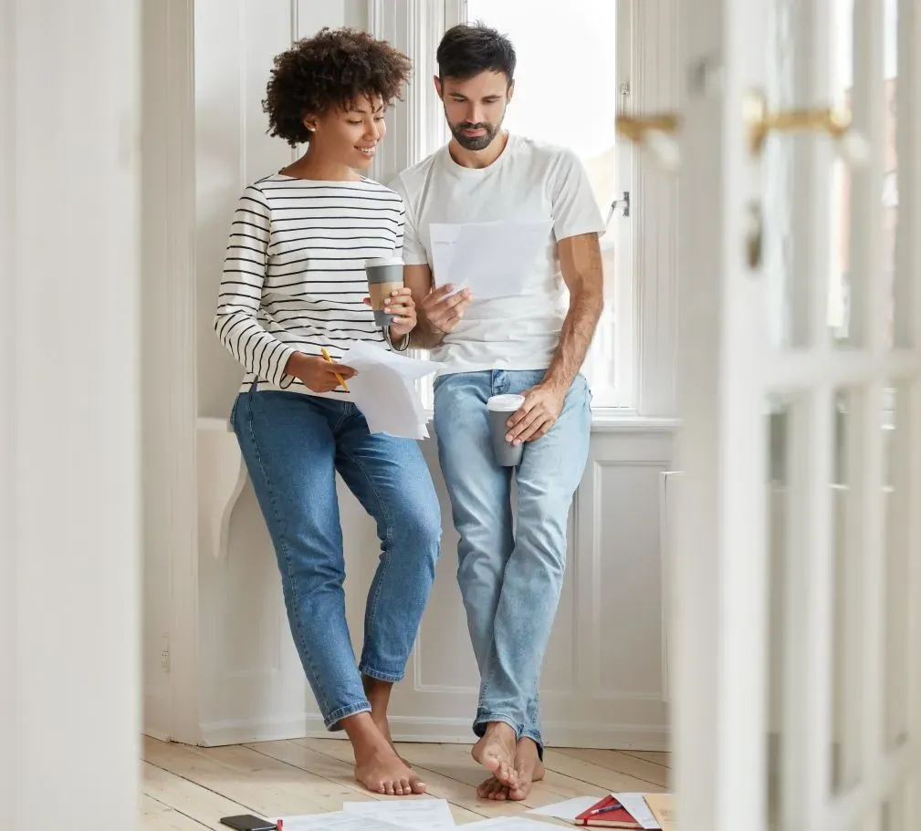 casal a analisar simulações de crédito habitação para compra de casa